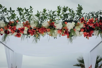 Une houppa colorée pour un mariage élégant et chic les pieds dans l'eau dans un hôtel à Cannes