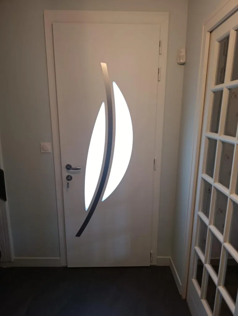 Installation d'une porte d’entrée en aluminium monobloc OSMOZEN hautes performances thermiques, sécurité renforcée, design contemporain à Fénay