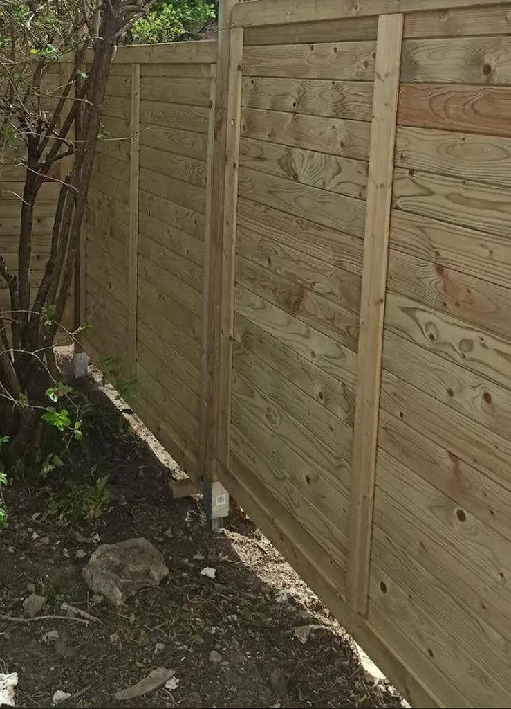 Pose de palissade en bois par un professionnel à Bordeaux