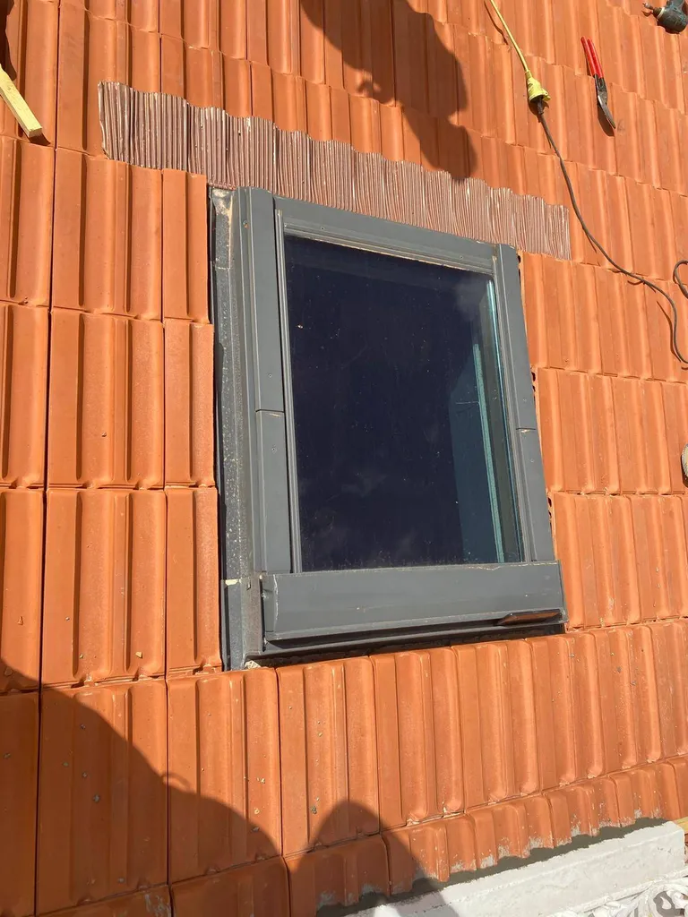 Pose soignée d'une fenêtre de toit Velux® par nos artisans couvreurs zingueurs à Saint-Maur-des-Fossés (94), garantissant lumière naturelle et étanchéité parfaite