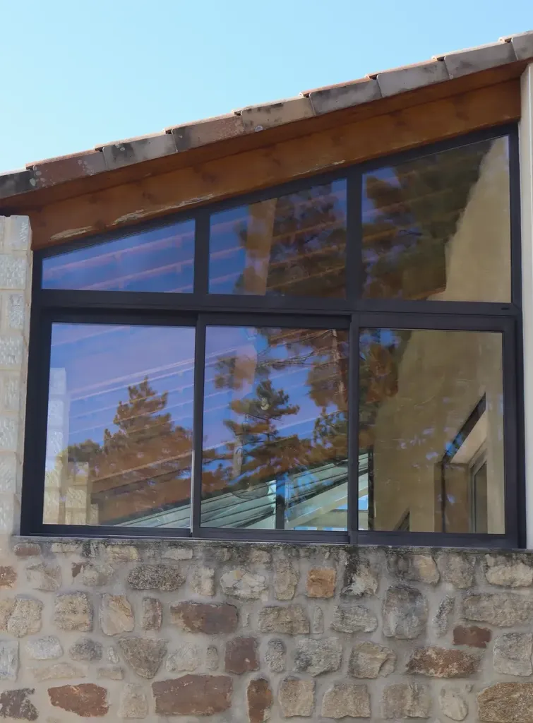 Menuiserie aluminium sur mesure avec châssis vitré contemporain à Payzac en Ardèche
