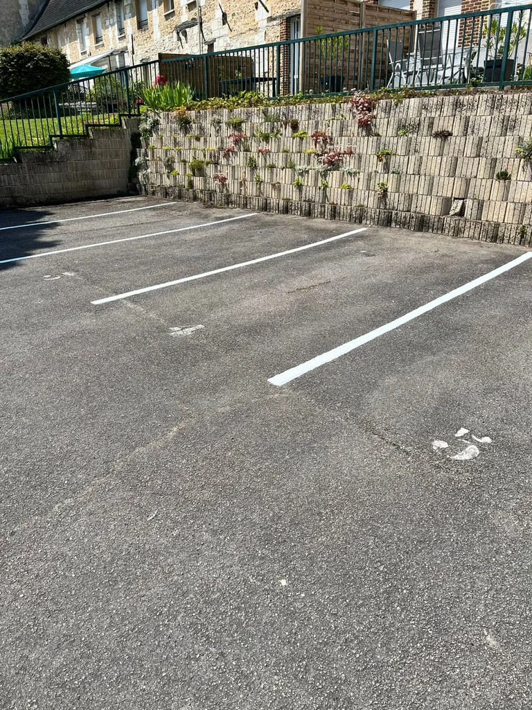 Peinture portail et marquage de sécurité  routière, délimitations places de parking près d'Elbeuf 