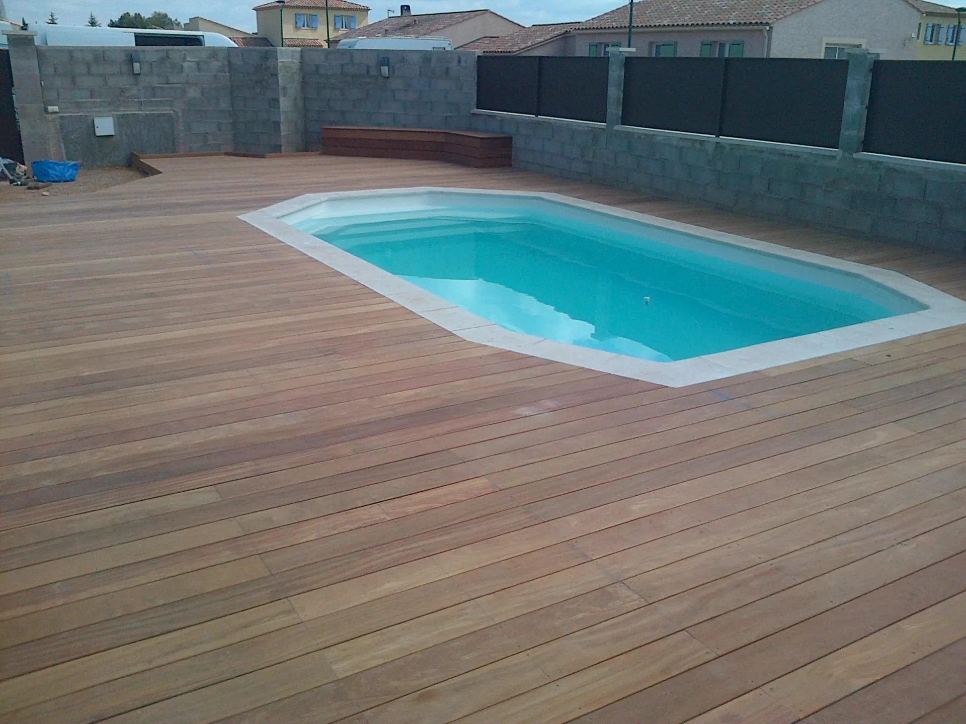 Tour de piscine en bois exotique cumaru à lançon de provence dans les bouche du rhone 13