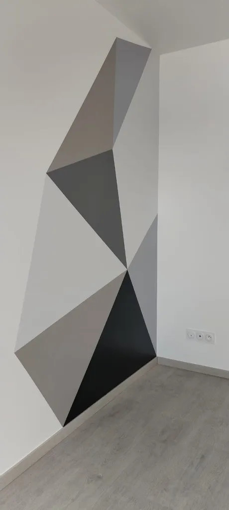 Peinture intérieure d' une maison finition veloutée avec murs de couleur et décoration de triangle symétrique entre Lillebonne  et Port Jérôme 