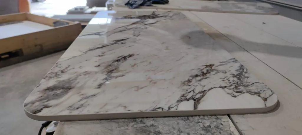 Découpe de carrelage marbre XXL au jet d’eau pour personnaliser une table à manger à Nice (06)