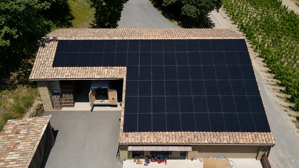 Installation d'une centrale photovoltaïque en autoconsommation sur la toiture d'un bâtiment agricole à Châteauneuf-Val-Saint-Donat dans les Alpes-de-Haute-Provence (04)