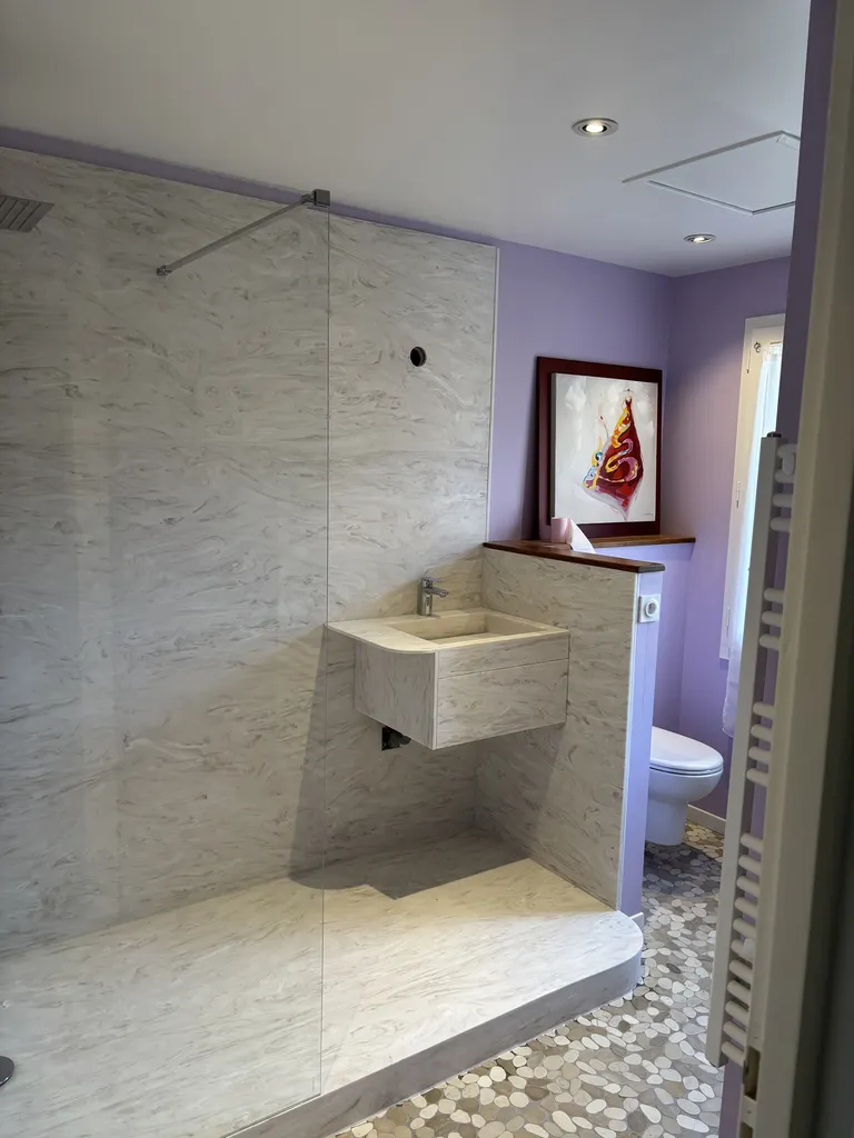 Fabrication et pose d'une salle de bain sur mesure en Corian® dans les Landes - LACOSTE AGENCEMENT