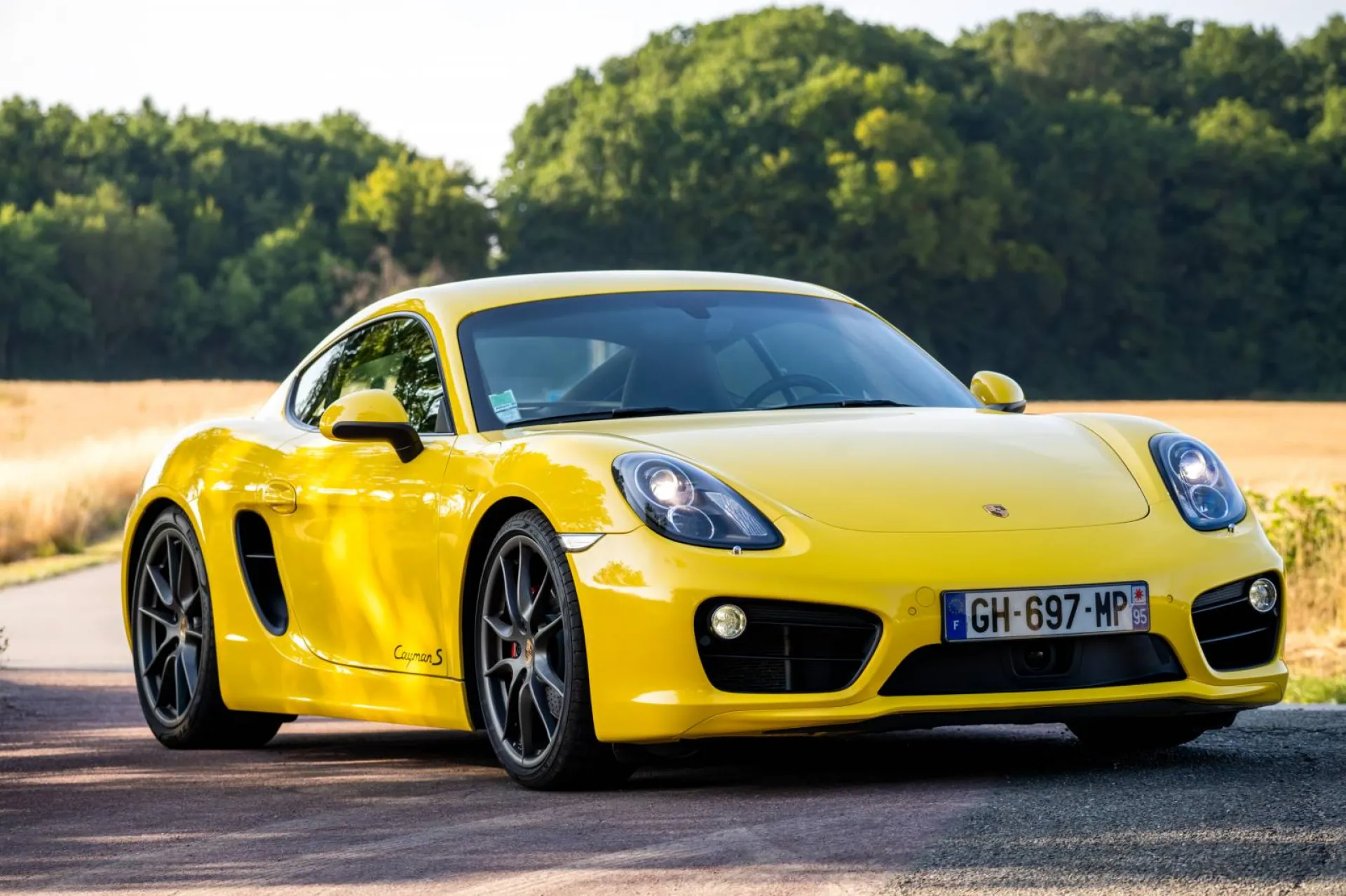 Photographe professionnel pour réaliser des photographies intérieur, extérieur de voiture de luxe Marne la Vallée dans le département de la Seine et marne