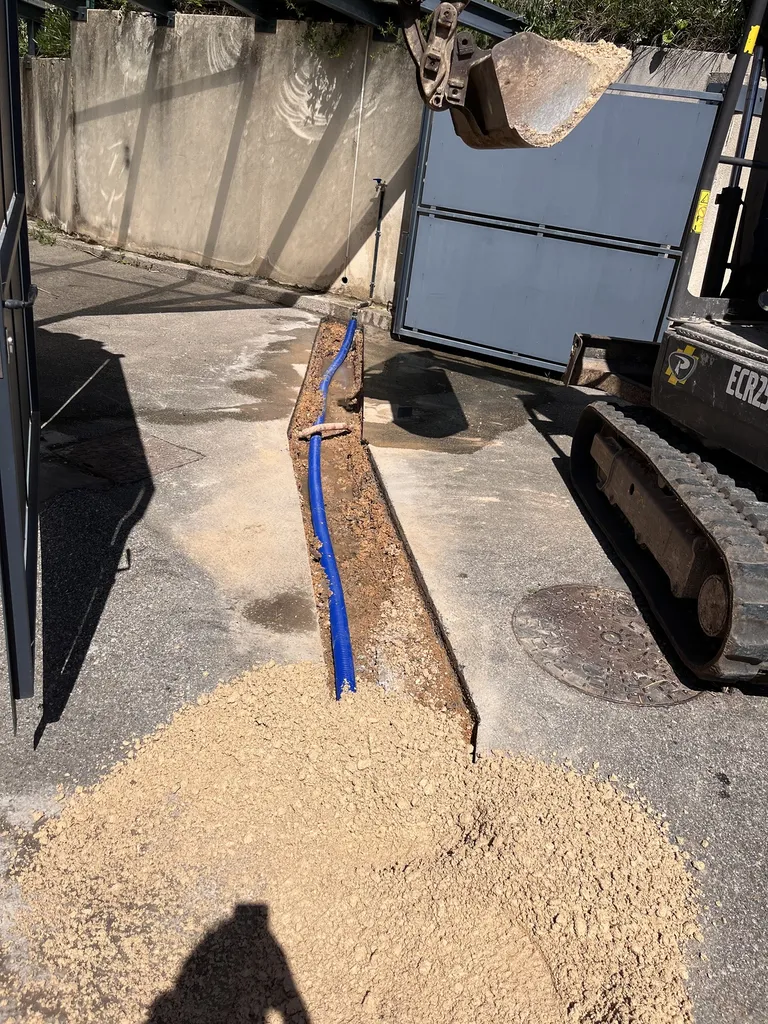 Travaux de remplacement canalisation eau potable avec tranchée complète et reprise enrobés à Marseille secteur Allauch