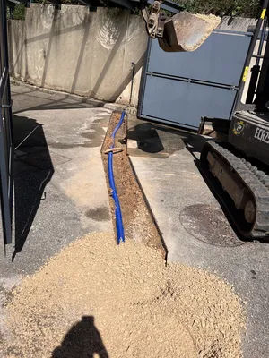 Travaux de remplacement canalisation eau potable avec tranchée complète et reprise enrobés à Marseille secteur Allauch