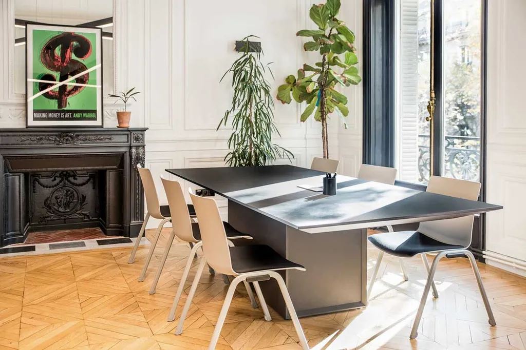 La table de réunion Grow avec en plateau bois électrifié et modulable pour entreprises à Marseille, Toulon et toute la région PACA