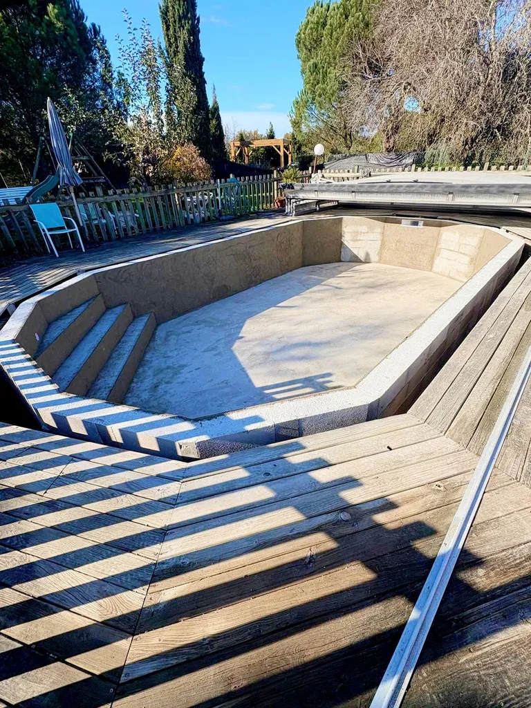 Réalisation d'un bâti d'une piscine creusée sur mesure avec création de marches chez un client à Roquesérière en Haute-Garonne