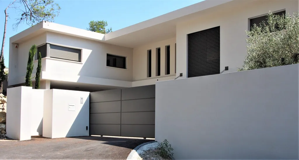 Les portails aluminium soudé Tschoeppe pour les projets architecturaux en Corse-du-Sud : grandes dimensions, bureau d'étude dédié et savoir-faire de fabricant pour les entrées les plus exigeantes