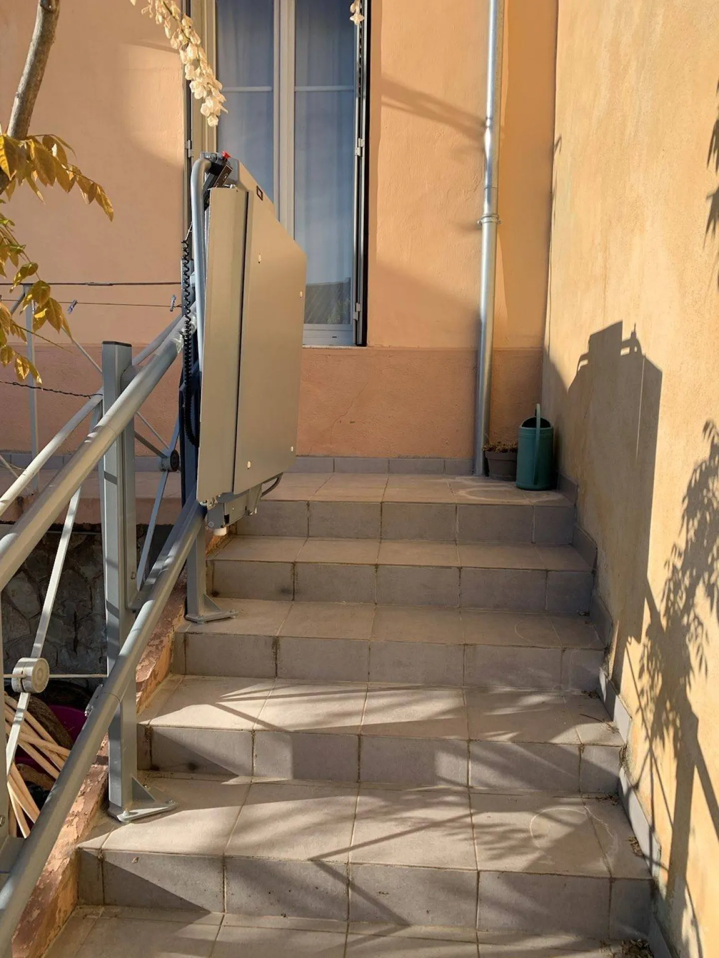 Installation d'une plateforme monte-escalier courbe LENHER Omega à Jouques près d'Aix en Provence