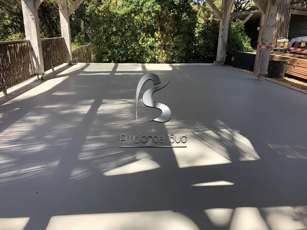 Artisan de confiance pour pose de béton ciré extérieur pour terrasse à Saint Tropez Var 83