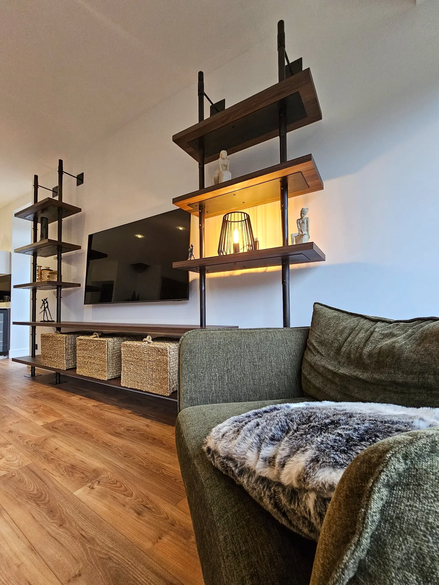 Meuble TV sur mesure Bois & Fer avec niche lumineuse, 8 étagères 38 mm, réalisé à Jaujac près d’Aubenas