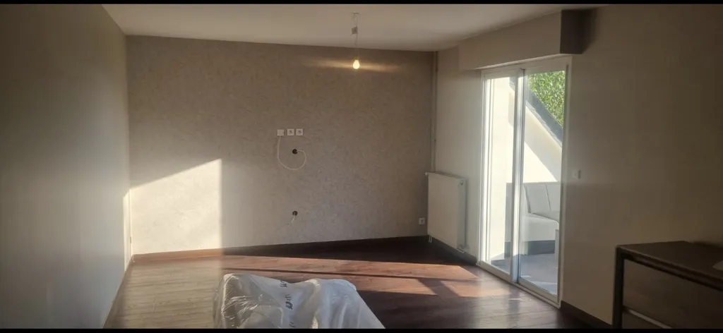 Rénovation salon, cage d'escalier et entrée, peinture et papier peint entre...