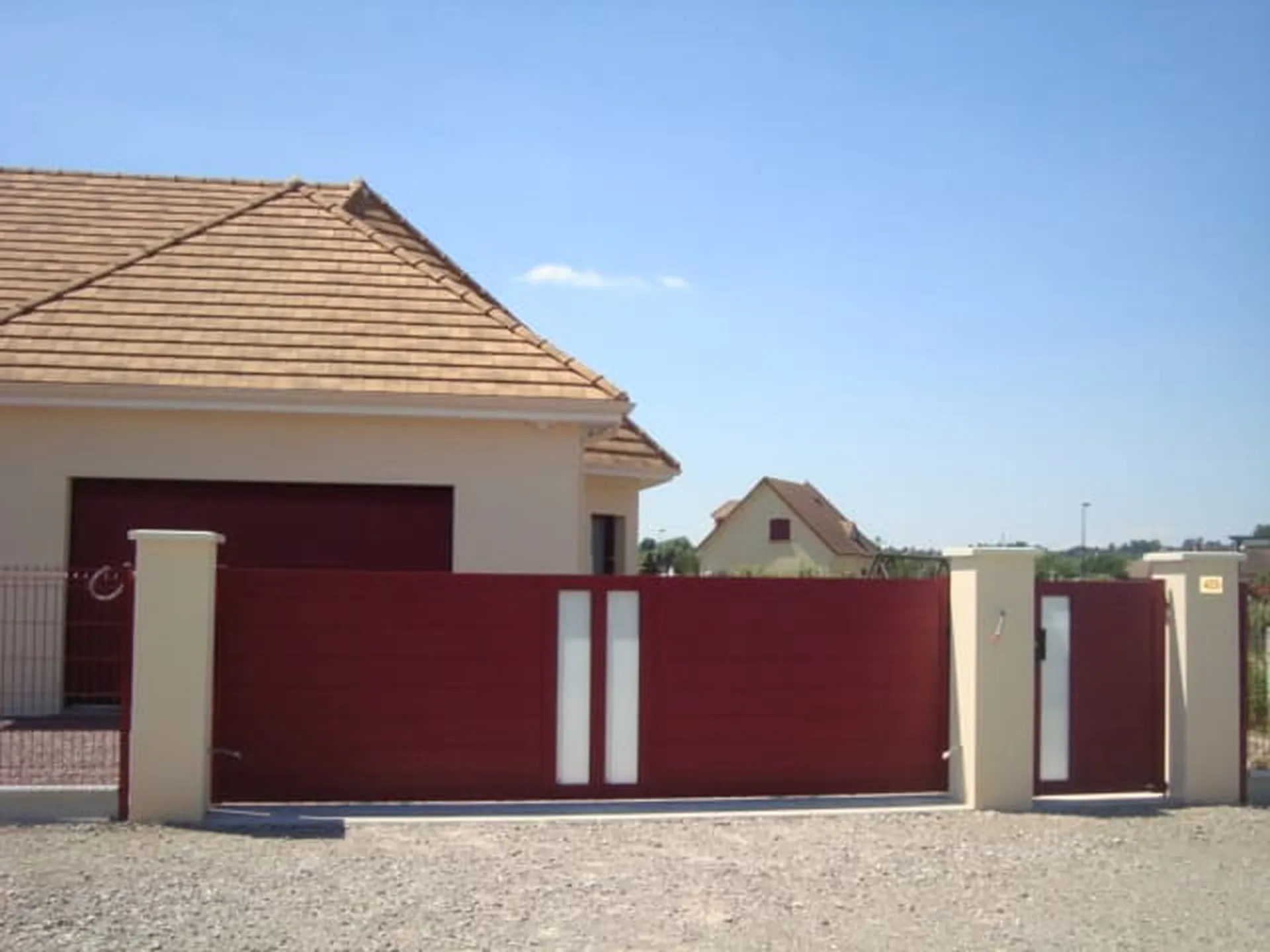 Installation de Portail automatisé coulissant en aluminium, Fermetures motorisées et Aménagements extérieurs à Yvetot en Seine-Maritime 76 et ses Alentours