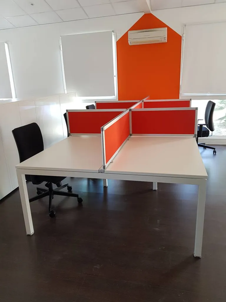 Bureaux designs et écrans de séparation frontales et latérales dans un call center à Aix en Provence