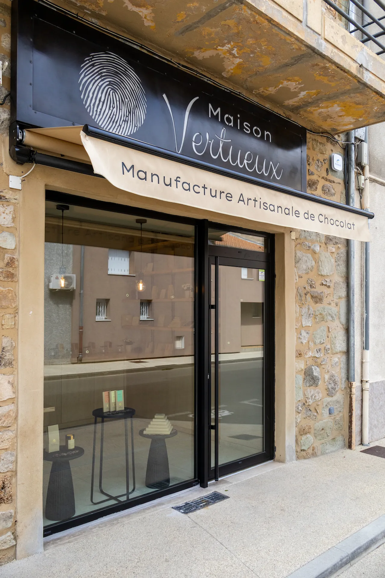Fabrication et Pose du présentoir et de la  vitrine pour la maison Virtueux, Artisan chocolatier à Labégude en Ardèche.