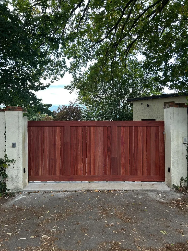 Installation de Portail Bois Exotique Coulissant Motorisé, Modèle Plein Sur-Mesure à Honfleur dans le Calvados 14 et Deauville