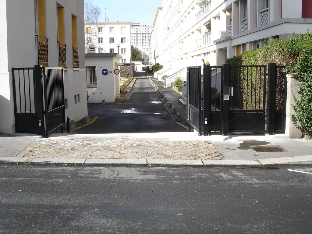 Installation de Portails Battants Motorisés pour Copropriété à Pont-l'Évêque dans le Calvados (14) à proximité de Deauville et Lisieux