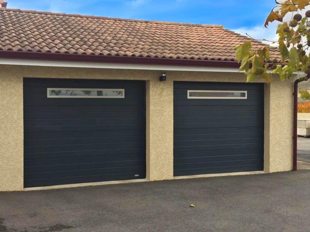 portes de garage sectionnelles à refoulement plafond et motorisation Somfy à Romans-sur-Isère près de Valence par 3 Baies