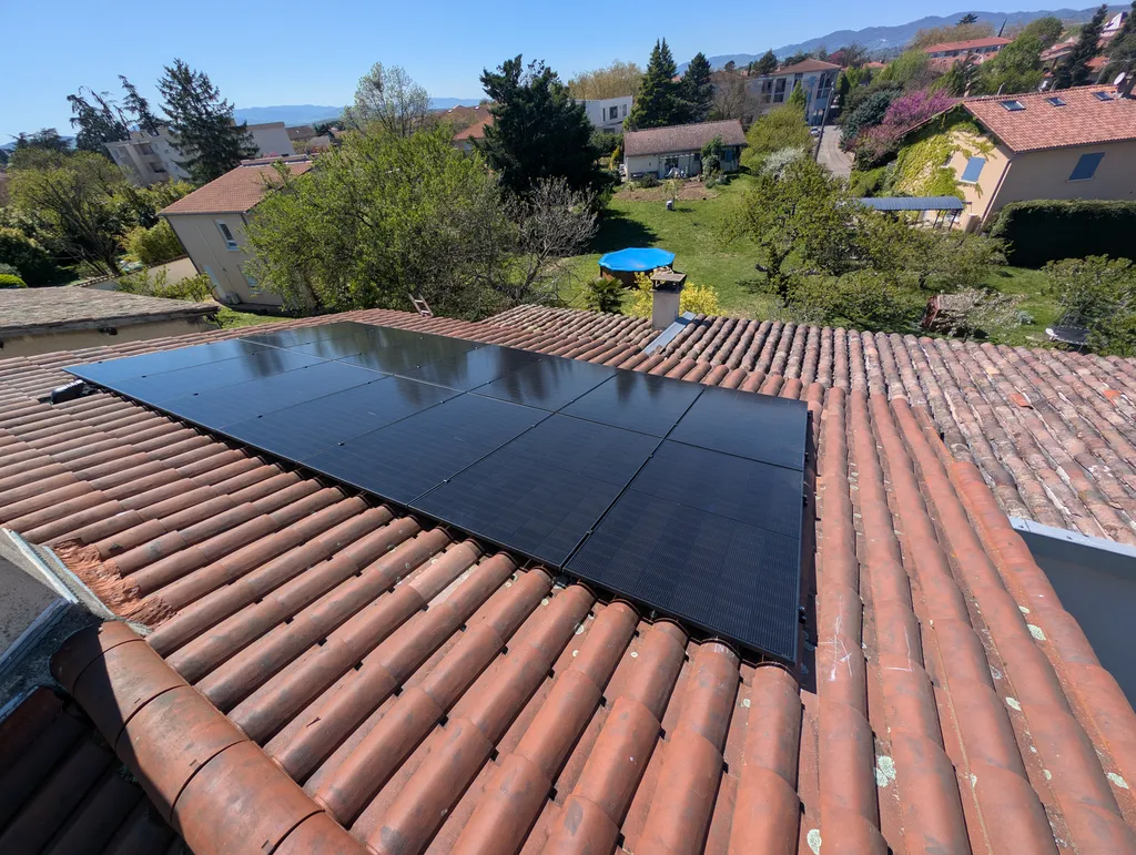 Réalisation d’une installation photovoltaïque clé en main de 14 panneaux solaires de 7 kWc en autoconsommation à Brindas, dans l’Ouest lyonnais