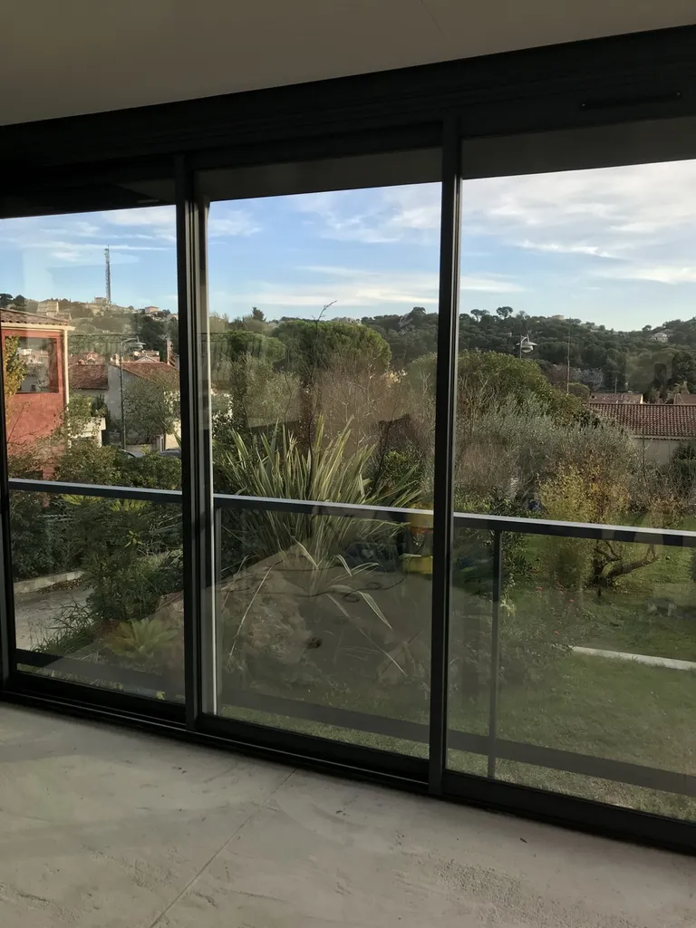 Mise en place d’une véranda design ral 7016G avec volets solaires sur Martigues