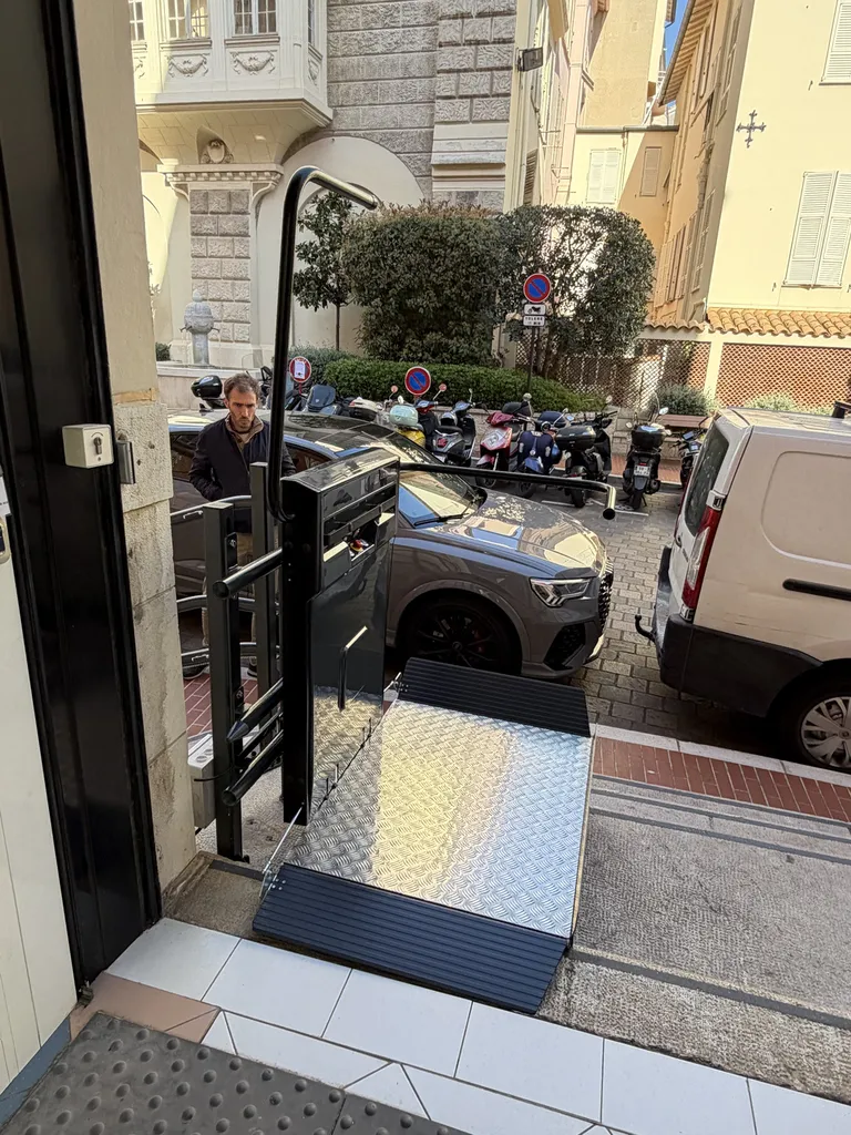 Arrivée au palier supérieur, la plateforme oblique déploie son volet pour faciliter le débarquement de son passager dans cet ERP près de Nice