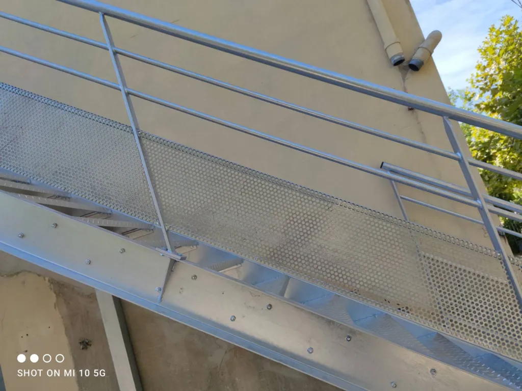 ESCALIER EN ACIER GALVANISE FABRIQUE SUR MESURE DANS NOS ATELIERS DE MARTIGUES POUR UN CLIENT DE LA BOUILLADISSE  AVEC MARCHES DEMONTABLES ET GARDE CORPS DE SECURITE                                                                  TOLE LARMEE PERFOREE LA 