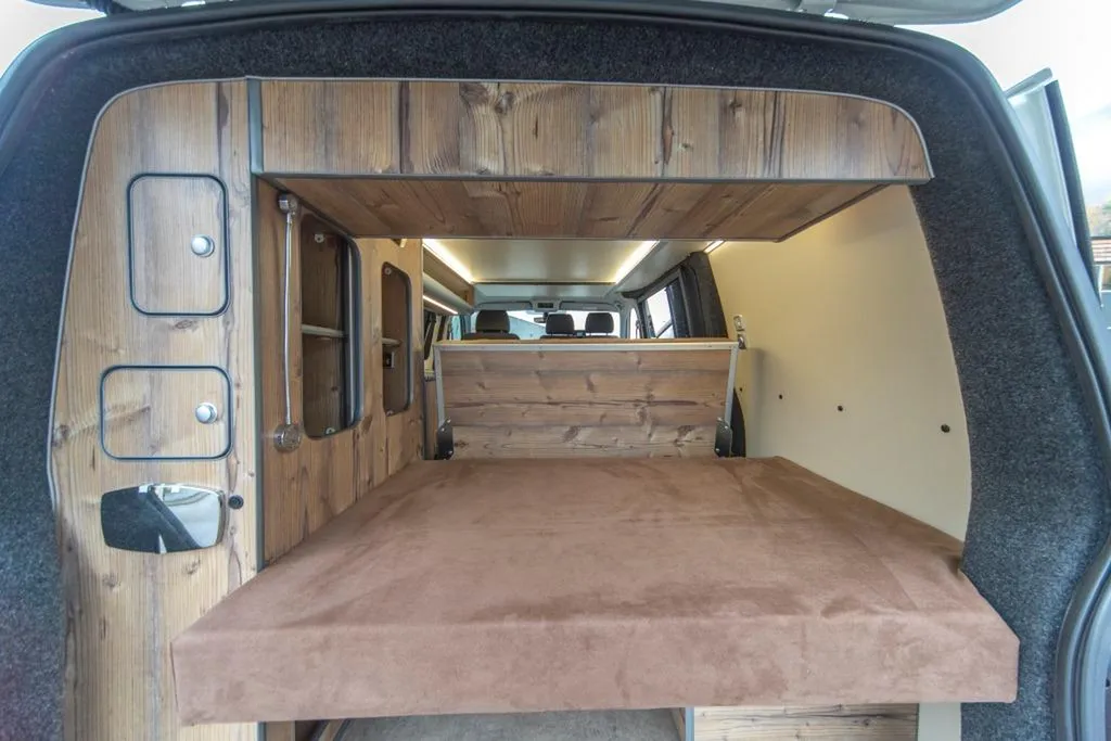 Aménagement VW T6.1 Court sur-mesure à Lyon : van compact à finition bois vieilli et suédine pour le Rhône