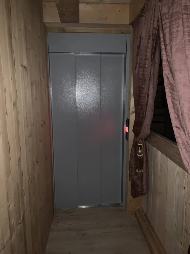 Installation d'un ascenseur de maison PMR hydraulique VIMEC E07 en gaine intérieure dans un chalet près de Digne région PACA