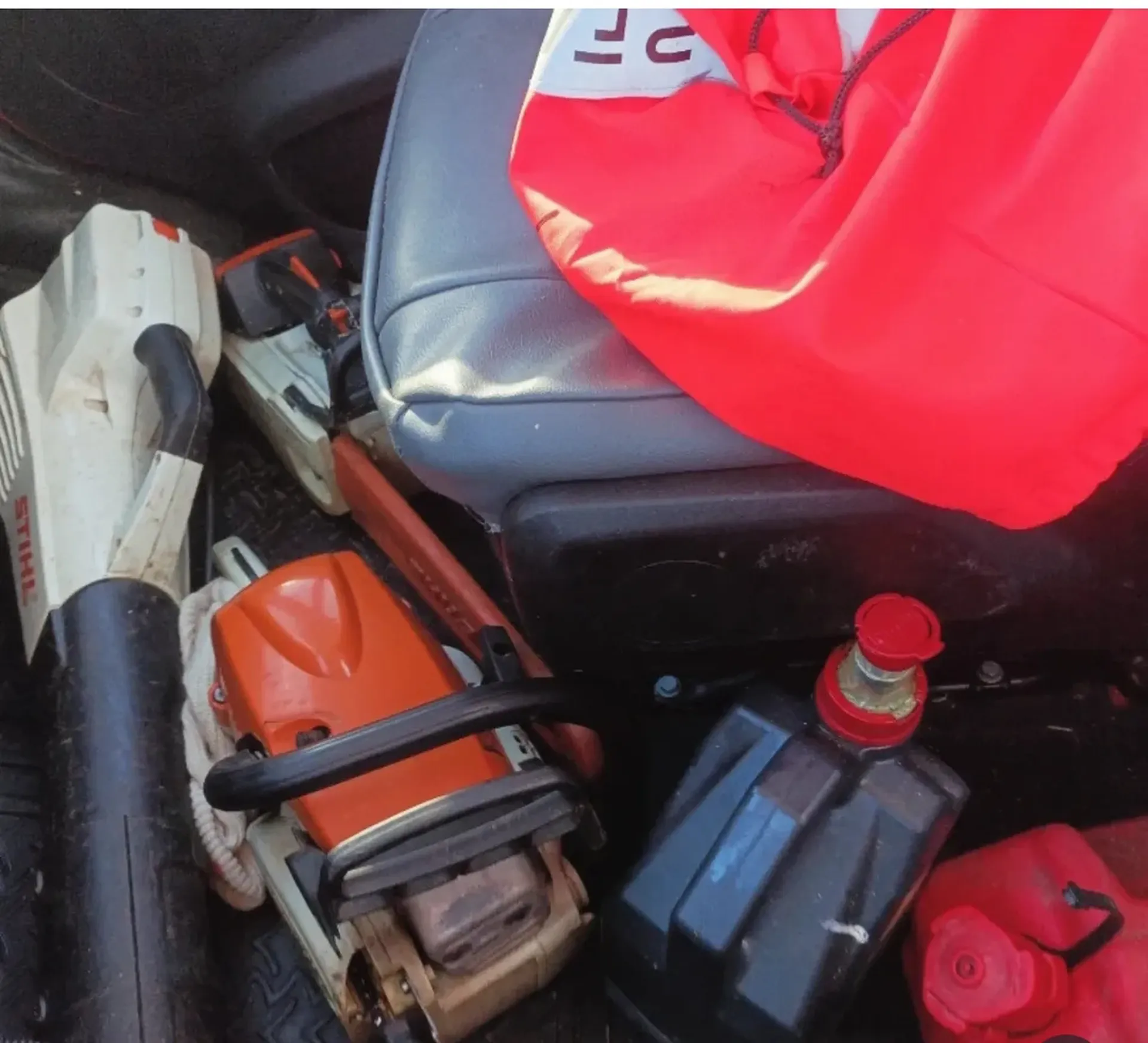 Grosse taille de thuyas à St julien sur Garonne près de Carbone.