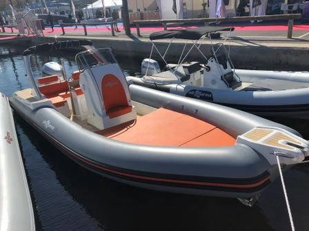 semi rigide 7 metres avec place de port a bandol