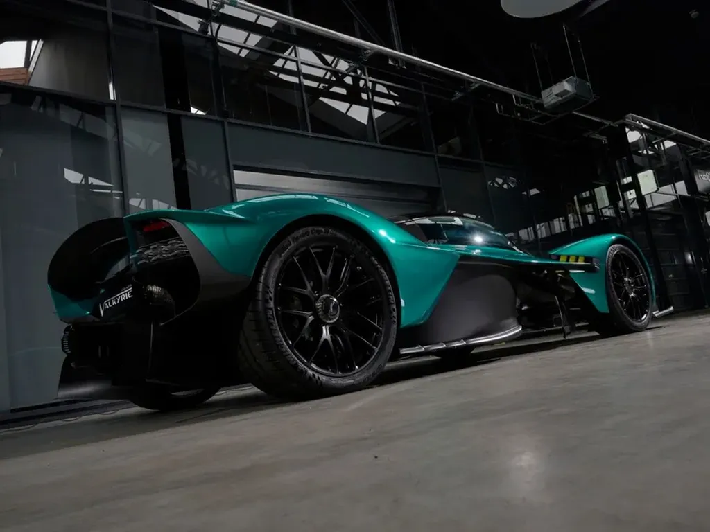 aston-martin-valkyrie-spider-amr-green-profil-droit-lyon