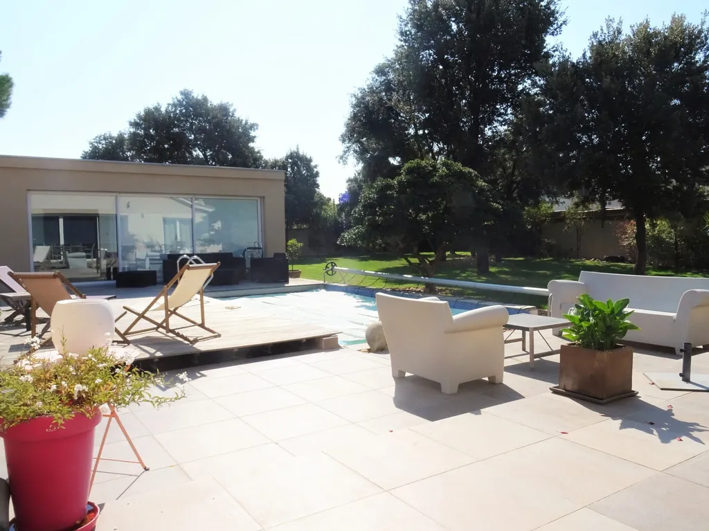 VILLENEUVE-LES-AVIGNON, maison contemporaine avec piscine et annexes dans quartier recherché   
