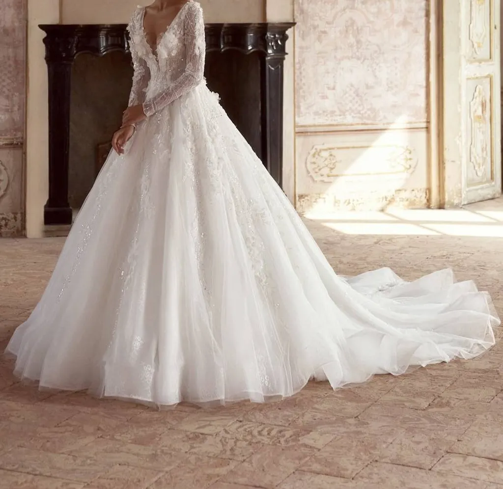 Robe de mariée princesse dentelle 3D au Vieux-Port de Marseille