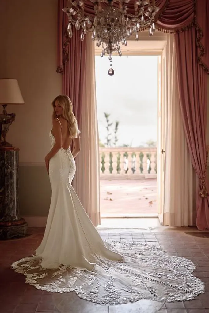 Robe de mariée sirène avec dos nu plongeant à Marseille