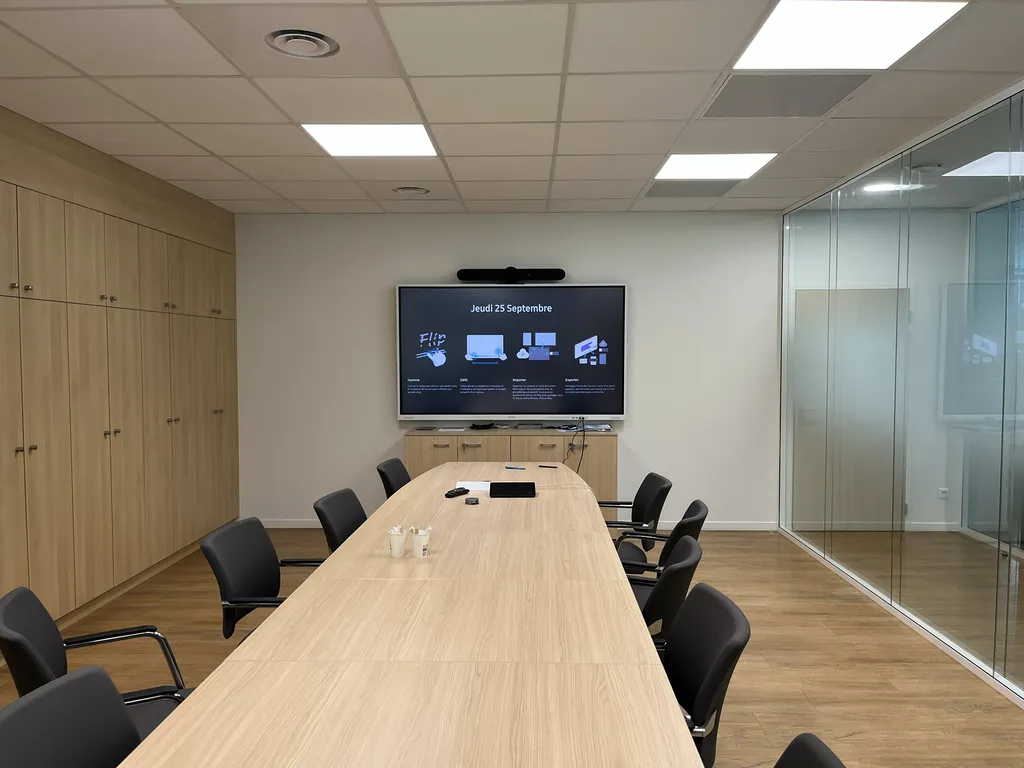 Un exemple d'intégration audiovisuelle à Lyon - Salle de réunion corporate