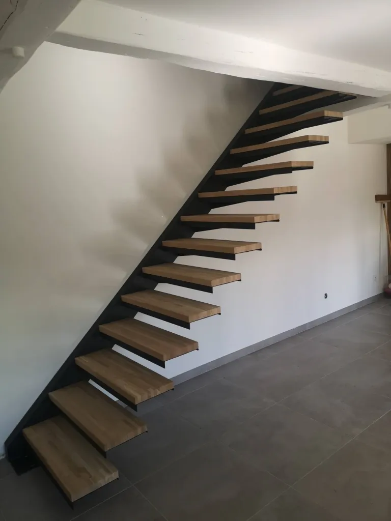 FABRICATION ET POSE ESCALIER MODERNE ET CONTEMPORAIN SUR MESURE DANS NOS ATELIERS DE MARTIGUES  AVEC MARCHES EN BOIS MASSIF ET PEINTURE THERMOLAQUEE LIMON DEPORTE