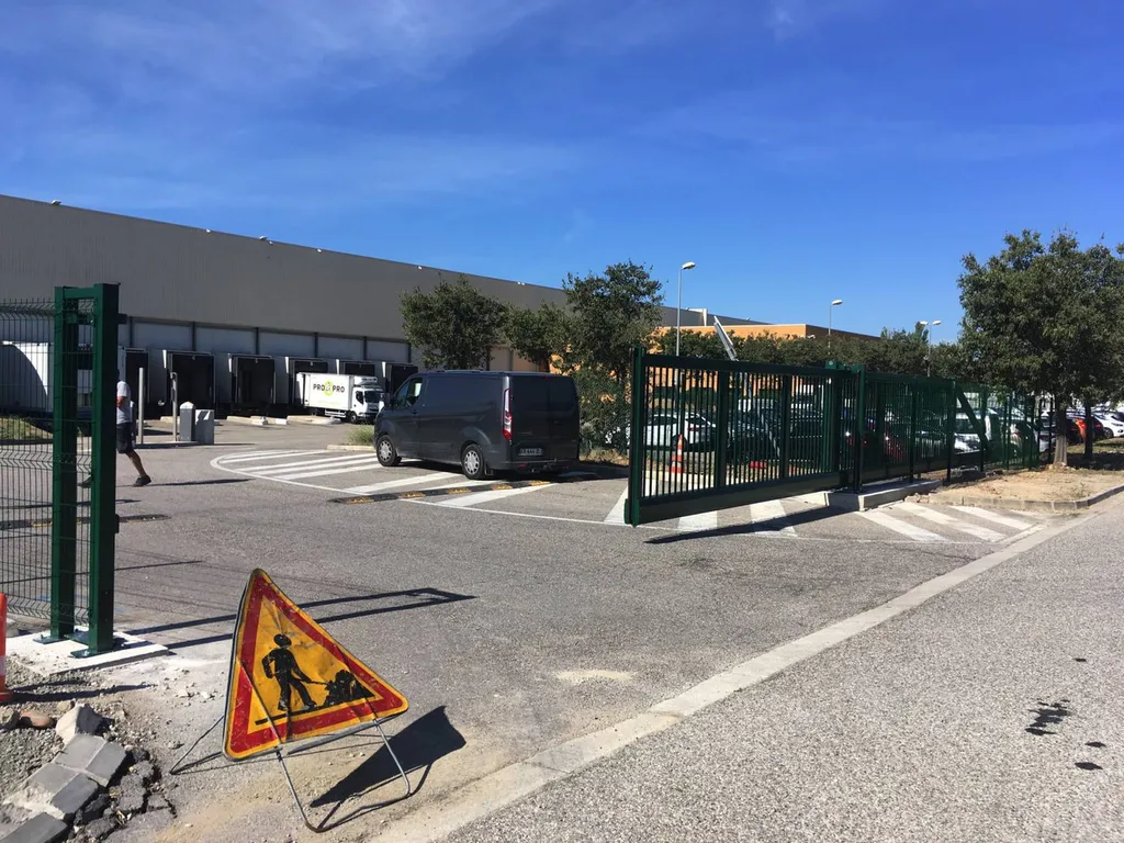 Réalisation d'un portail autoportant à Miramas