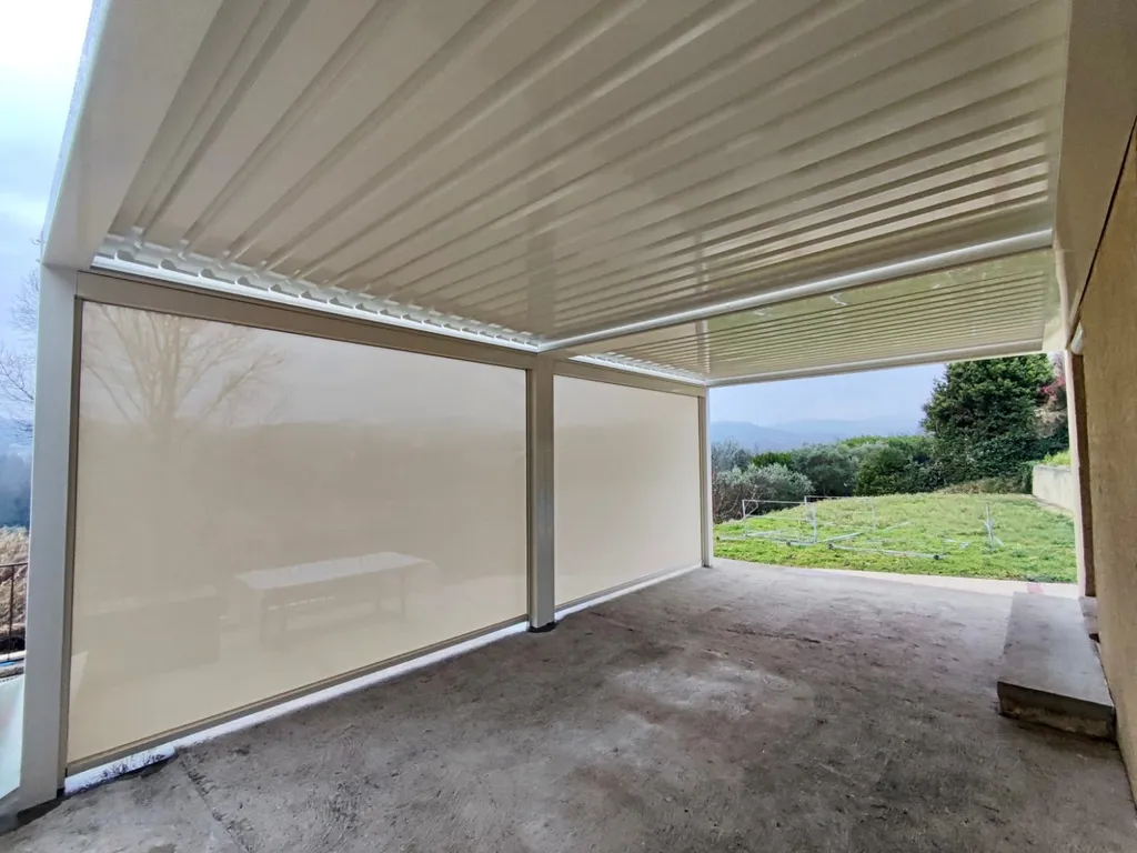 Installation d’une pergola bioclimatique à Pont-Saint-Esprit près de Bagnoles sur Cèze