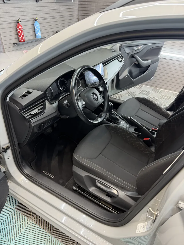 SKODA KAMIQ / CAR PLAY/ BOITE AUTO/ GRIS CRAIE / CAMERA DE RECUL / YOUNG EDITION