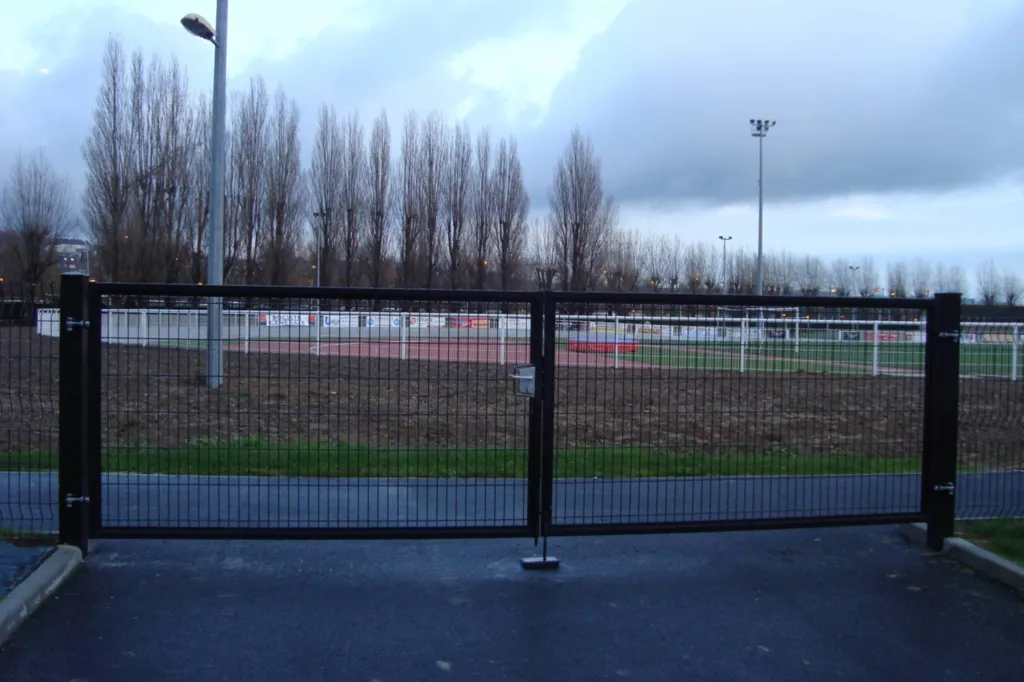 réalisation d'un portail d'accès à un terrain sportif Deauville 14
