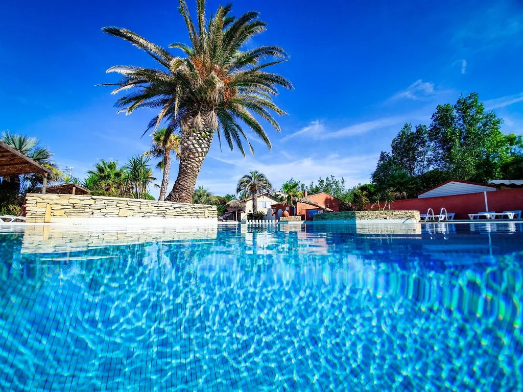 Camping familial à Vias avec piscine et toboggan proche de séte