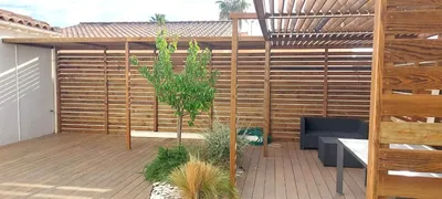 Aménagement d’une pergola à lames inclinables en bois sur-mesure pour coin détente modulable à Marseillan