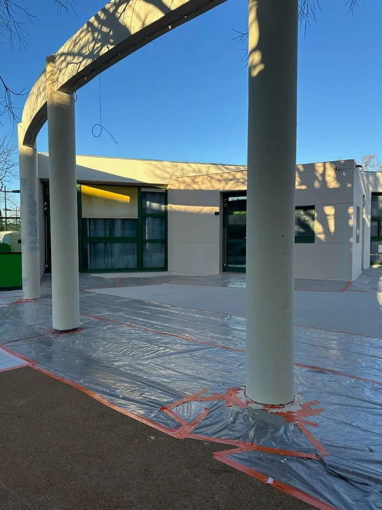 Travaux de peinture de façade sur une école à Simiane-Collongue (13)