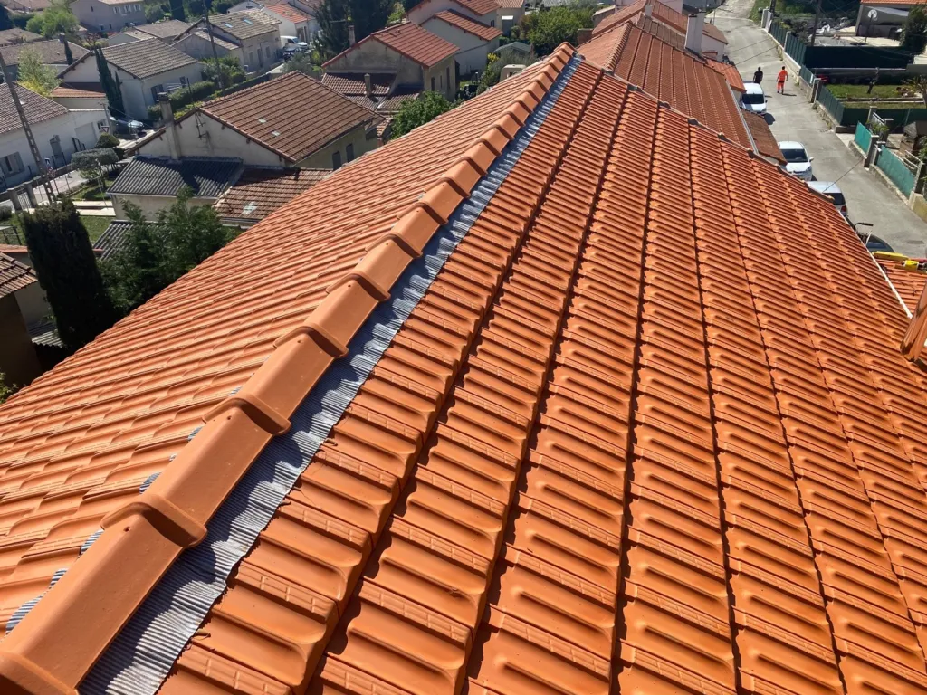 Changement d’une toiture tuiles plates de Marseille sur Gréasque près de Aix en Provence