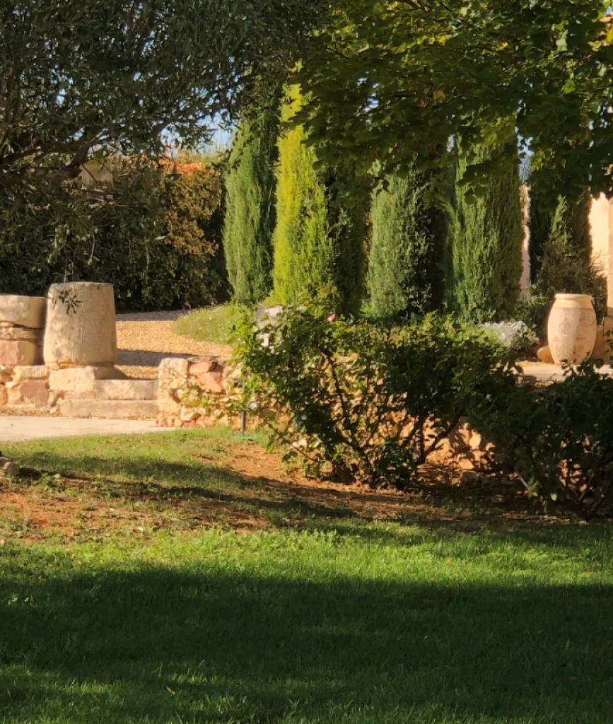 un jardin merveilleux dans un hameau à Roussillon